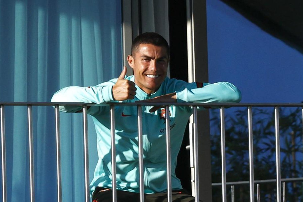 Cristiano Ronaldo gives the thumbs up while in isolation after testing positive for Covid-19. Photo: EPA