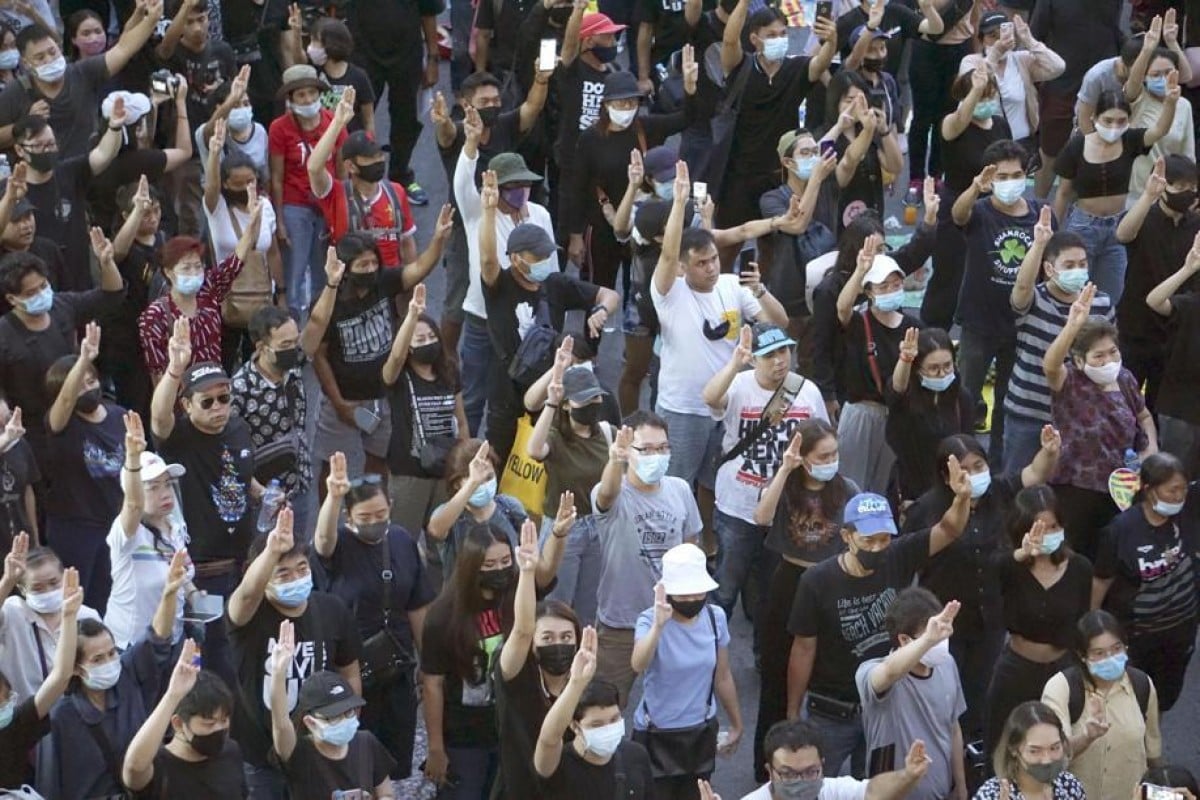 Protesters gather at a busy intersection in Bangkok after the Thai prime minister refused to step down by the deadline they had given him. Photo: Kyodo