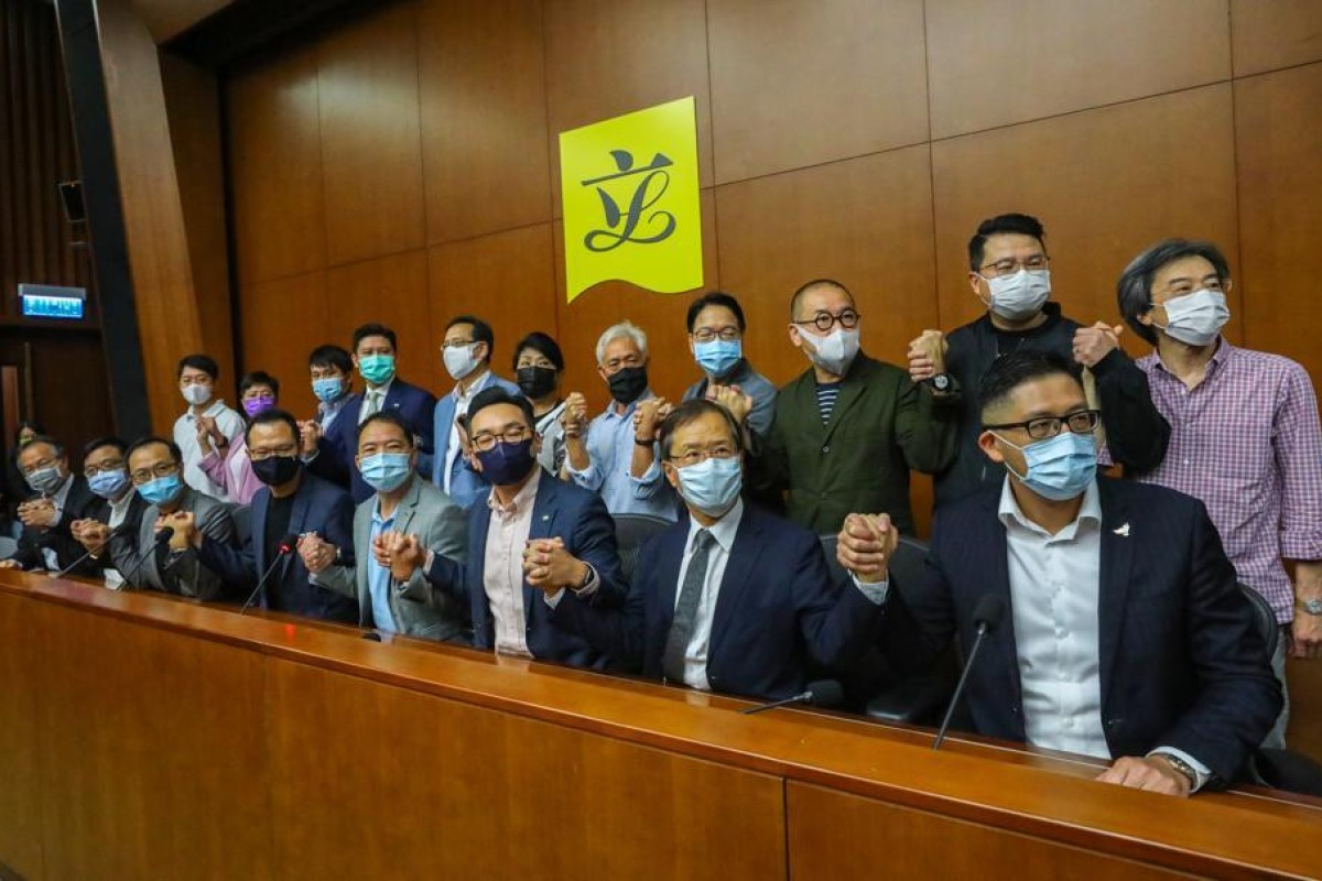 Pro-democracy Hong Kong lawmakers will resign "en masse" if China's top legislative body National People's Congress Standing Committee moves to disqualify four of their colleagues for violating the semi-autonomous city's Basic Law, a spokesman for the bloc said on November 9. Photo: SCMP / Dickson Lee