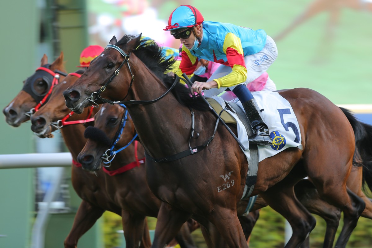 Chad Schofield guides Fantastic Treasure to victory at Sha Tin on Sunday. Photos: Kenneth Chan