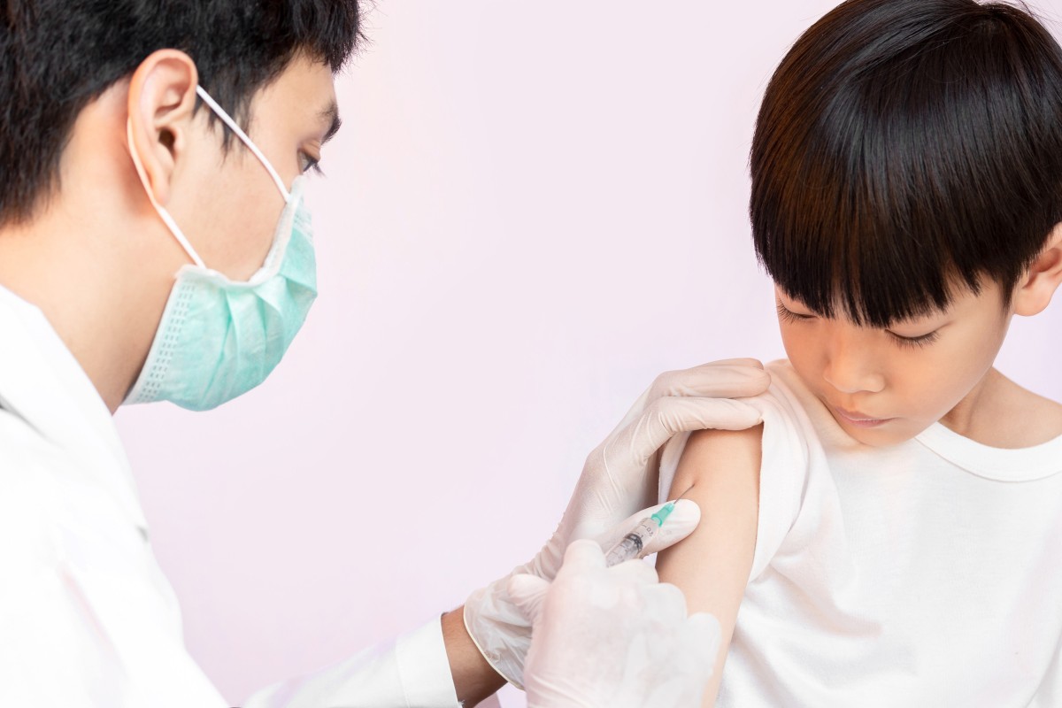 One reader wants the Hong Kong government to consider lowering the minimum age requirement for the Covid-19 vaccine