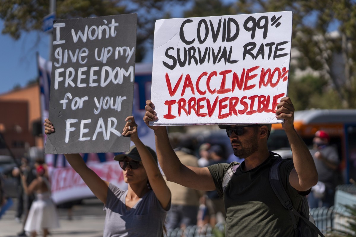 Protesters opposing Covid-19 vaccine mandates hold a rally in front of City Hall in downtown Los Angeles. COVID-19 deaths in the US have climbed to an average of more than 1,900 a day for the first time since early March, with experts saying the virus is preying largely on a select group: 71 million unvaccinated Americans. Photo: AP
