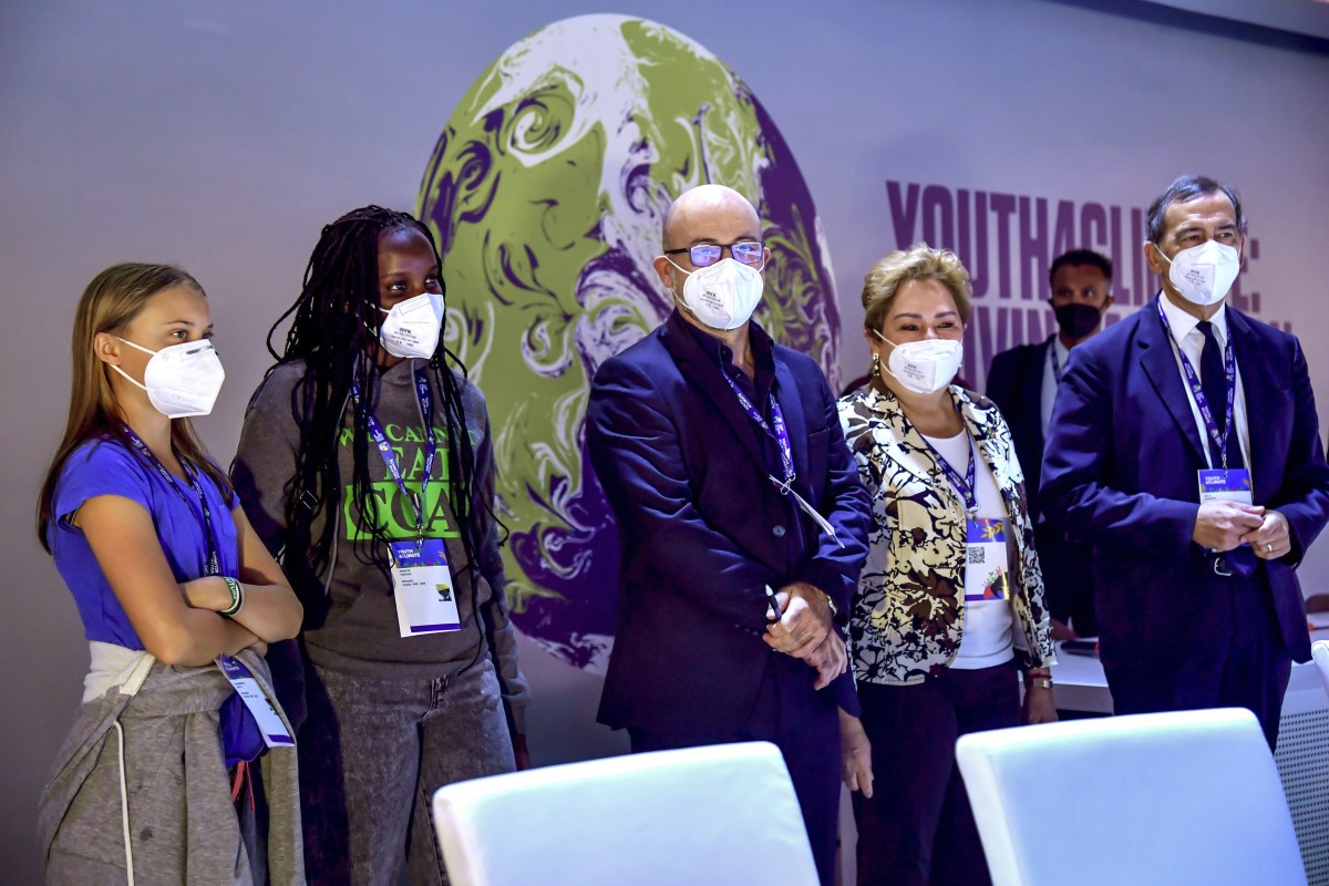 From left; Swedish climate activist Greta Thunberg, Ugandan climate activist Vanessa Nakate, Italian Minister for Ecological Transition Roberto Cingolani, Patricia Espinosa, Executive Secretary of the United Nations Framework Convention on Climate Change (UNFCCC), and Milan Mayor Giuseppe Sala pose for photographers at the start of a three-day Youth for Climate summit in Milan, Italy, on Tuesday. Photo: AP