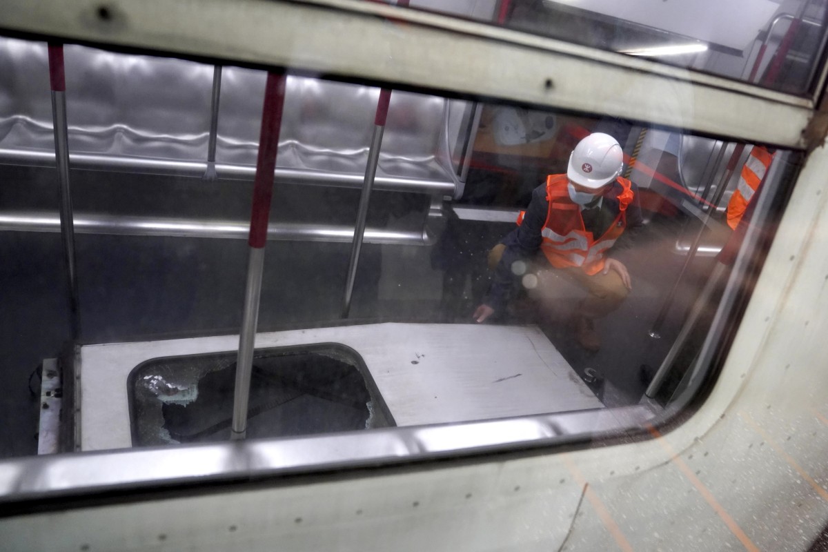 A MTR worker inspects the door that fell off. Photo: Sam Tsang