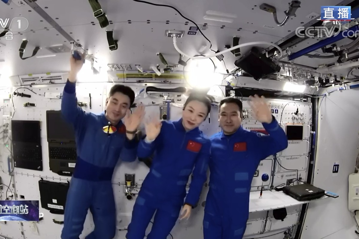 Chinese astronauts in space gave a science lecture for pupils from Hong Kong, Macau, and various mainland regions. Photo: CCTV
