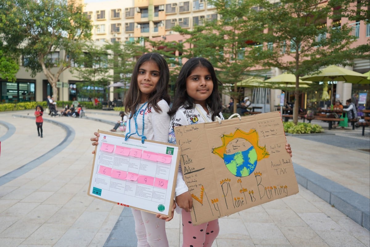 Sisters Reaha (left) and Dhaanya Ganeriwal take to the streets every week to educate people in Hong Kong about the climate crisis. Photo: Kelly Fung