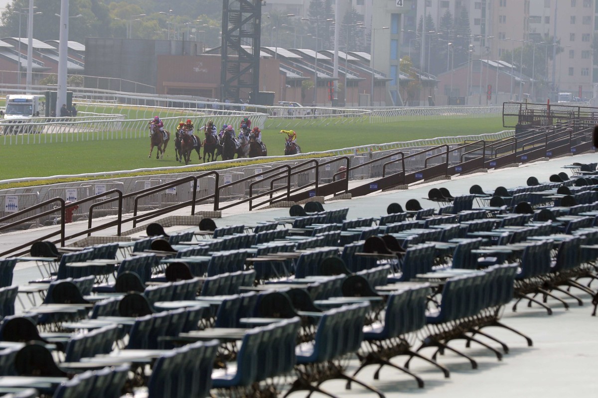 The field thunders down the straight in front of empty stands at Sha Tin on Sunday. Photos: Kenneth Chan