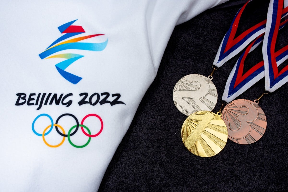 Завоевали 2 золотых медали. Медали на Олимпиаде в Пекине 2022. Олимпийские медали в Пекине 2022. Золотая медаль Олимпийских игр 2022. Медали зимних Олимпийских игр.