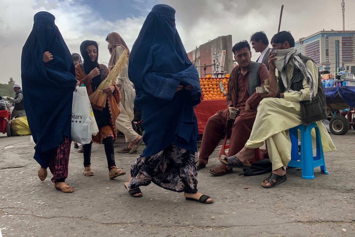 Afghan women walk down the road in Kabul, Afghanistan, on May 10, 2022. As per a decree issued by the Taliban’s Supreme Commander Haibatullah Akhunzada on May 7, Afghan women must wear an all-covering burqa while in public. Photo: EPA-EFE