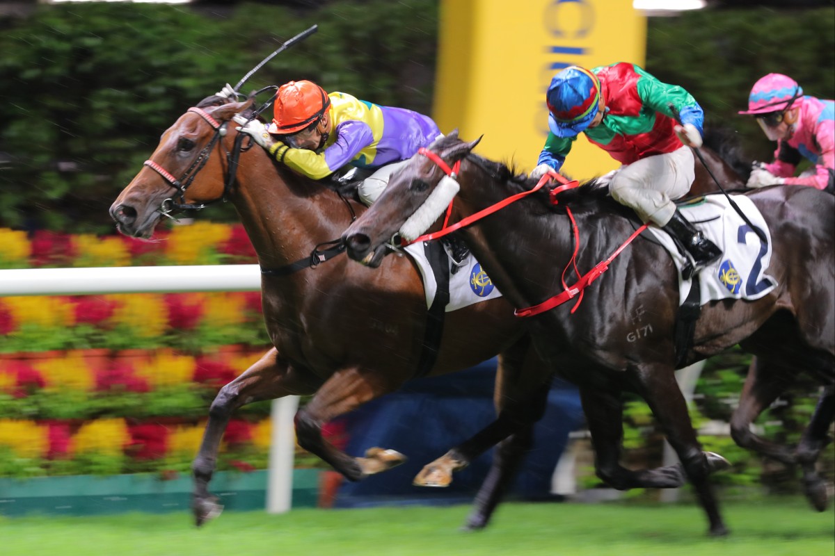 Soulmate (left) fights off the late challenge of Money Catcher to win at Happy Valley. Photos: Kenneth Chan