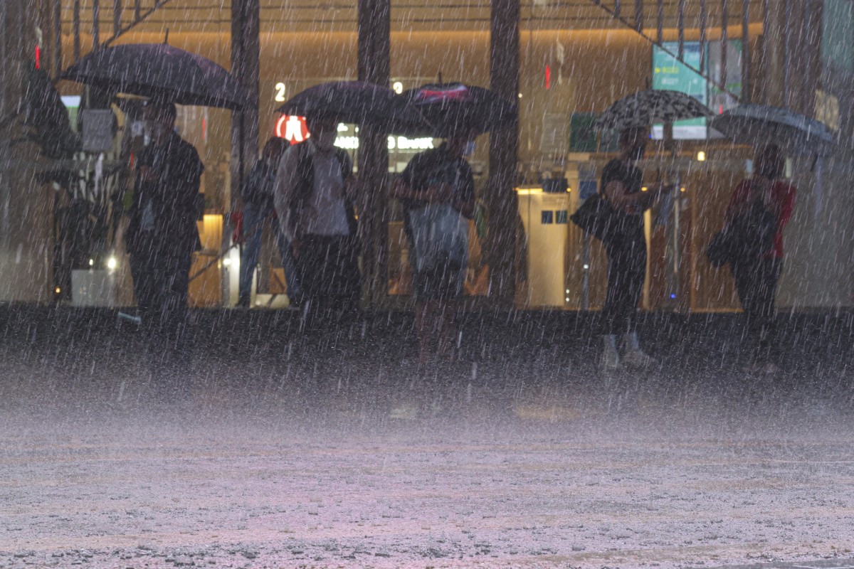 People brave thunderstorms and strong winds in Central. Photo: Nora Tam