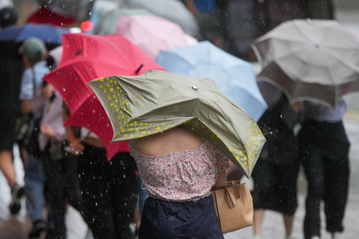 Hong Kong will consider issuing the No 8 typhoon warning signal on Friday night. Photo: Sam Tsang
