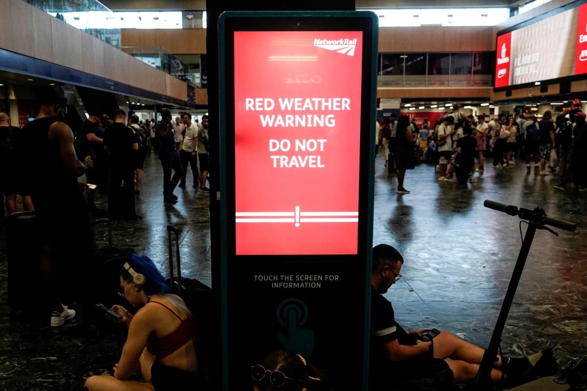 A board warning passengers about the high temperatures and its impact on the rail traffic at Euston train station in central London, July 19, as services were cancelled due to a trackside fire. Photo: AFP
