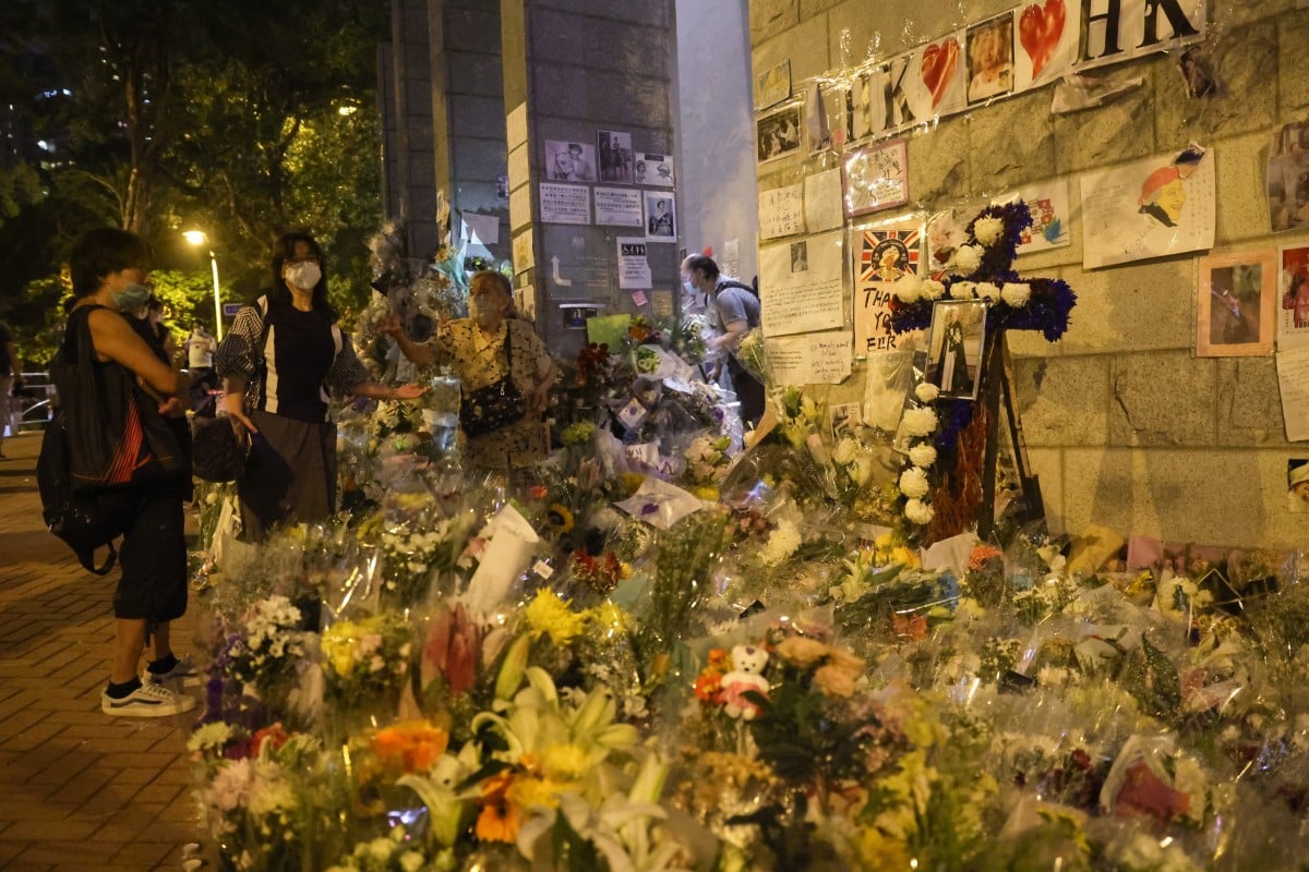 People gather to pay tribute to Queen Elizabeth outside the British consulate in Admiralty. Photo: Edmond So