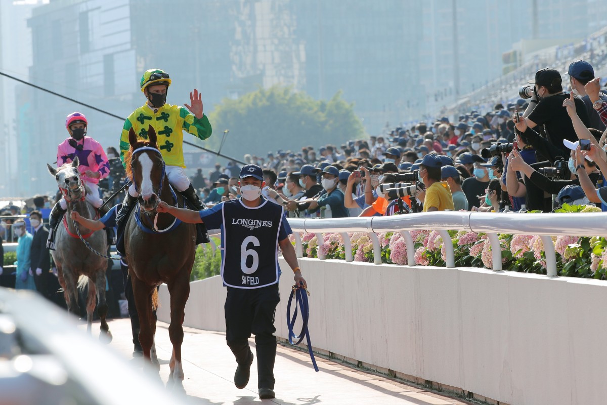 Blake Shinn salutes the Sha Tin crowd after winning the Hong Kong Sprint aboard Sky Field. Photos: Kenneth Chan