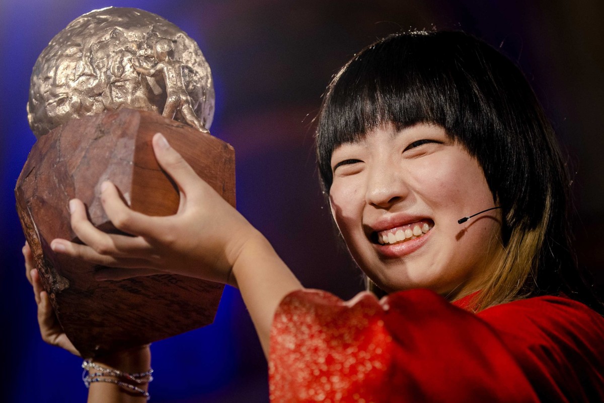 Rena Kawasaki receives the KidsRights International Children’s Peace Prize for her campaigns in Japan. Photo: EPA-EFE