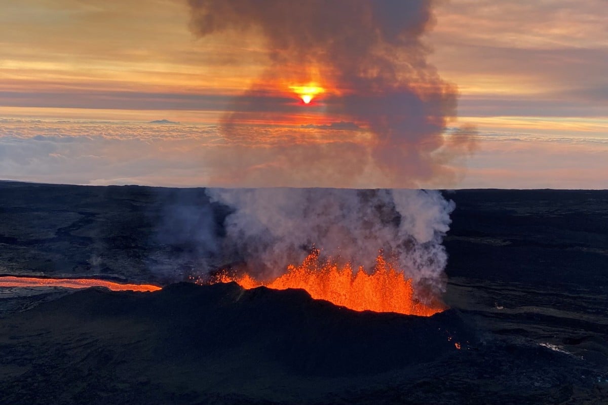 A lava fountain spews molten rock on the Mauna Loa volcano in Hawaii. Photo: USGS via Reuters