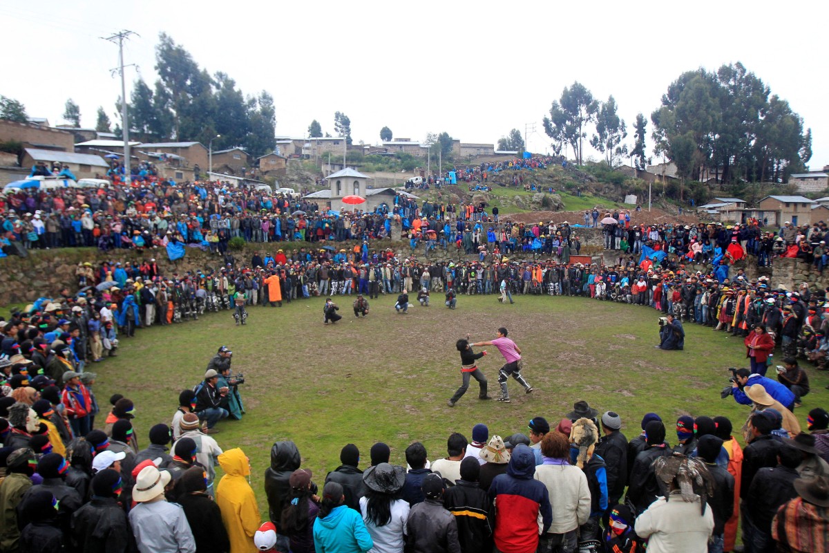 Andean men participate in a one-on-one fight during the “Takanakuy”, a traditional festivity at Chumbivilcas province in Cuzco, Peru on December 25, 2011. Photo: Reuters
