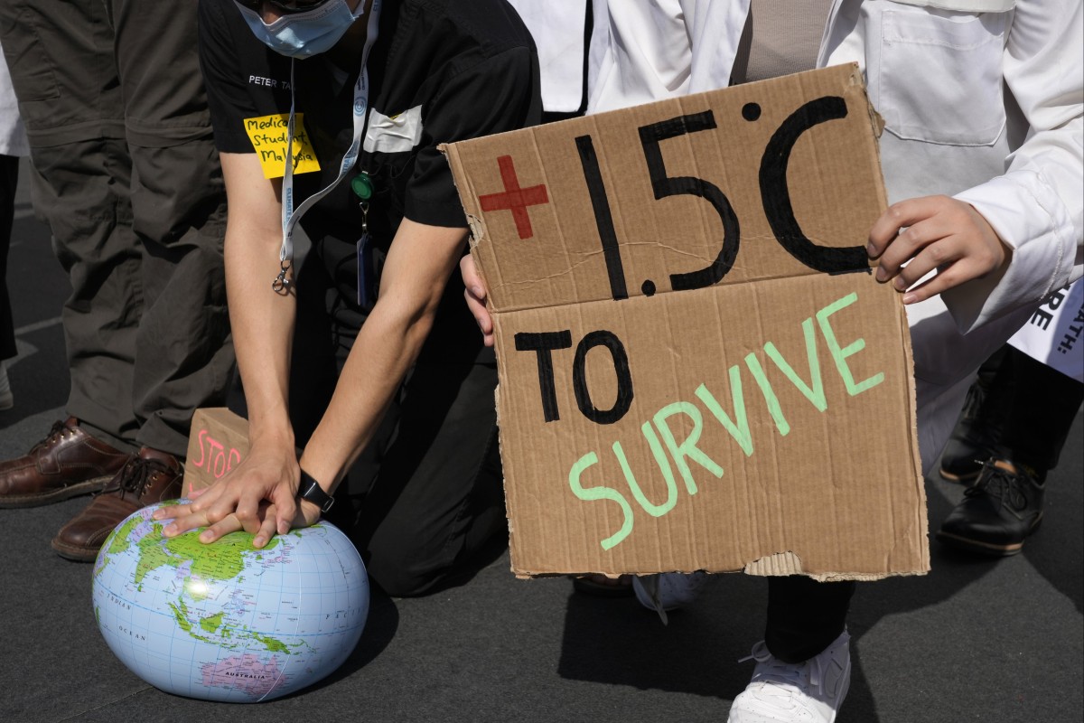Demonstrators pretend to resuscitate the Earth while advocating for the 1.5 degree warming goal to survive at the COP27 UN Climate Summit on November 16, 2022 in Sharm el-Sheikh, Egypt. Photo: AP