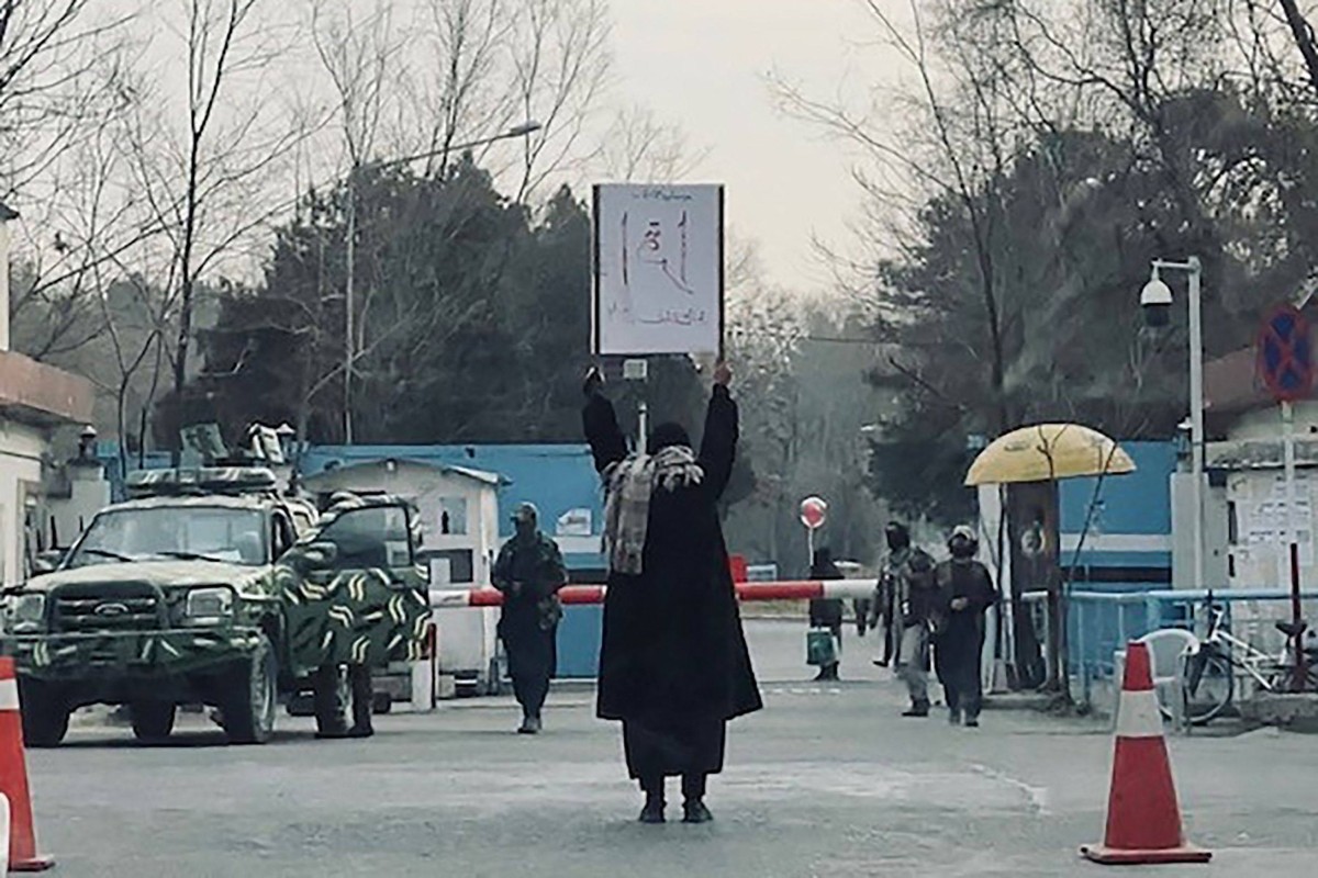 A student named Marwa protests alone against the ban on women’s higher education outside Kabul University as members of the Taliban stand guard in Kabul, Afghanistan. Photo: AFP