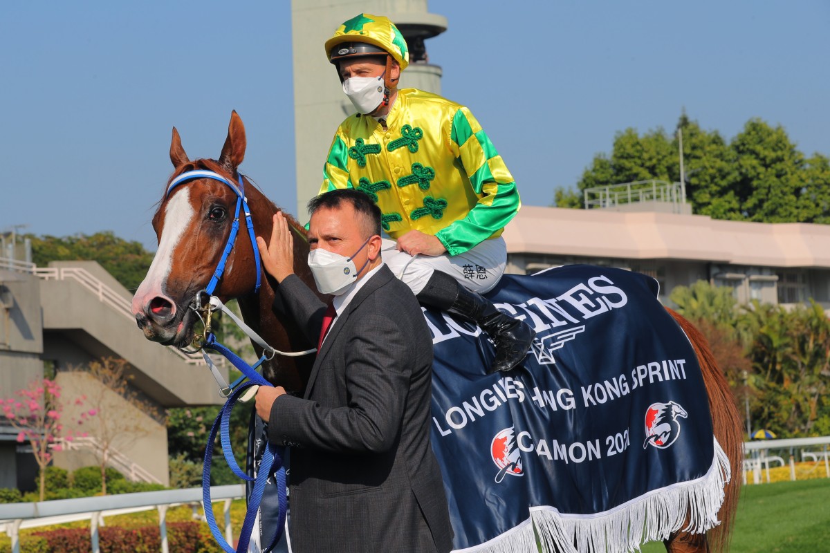 Caspar Fownes pats Sky Field after his 2021 Group One Hong Kong Sprint (1,200m) win under Blake Shinn at Sha Tin. Photos: Kenneth Chan