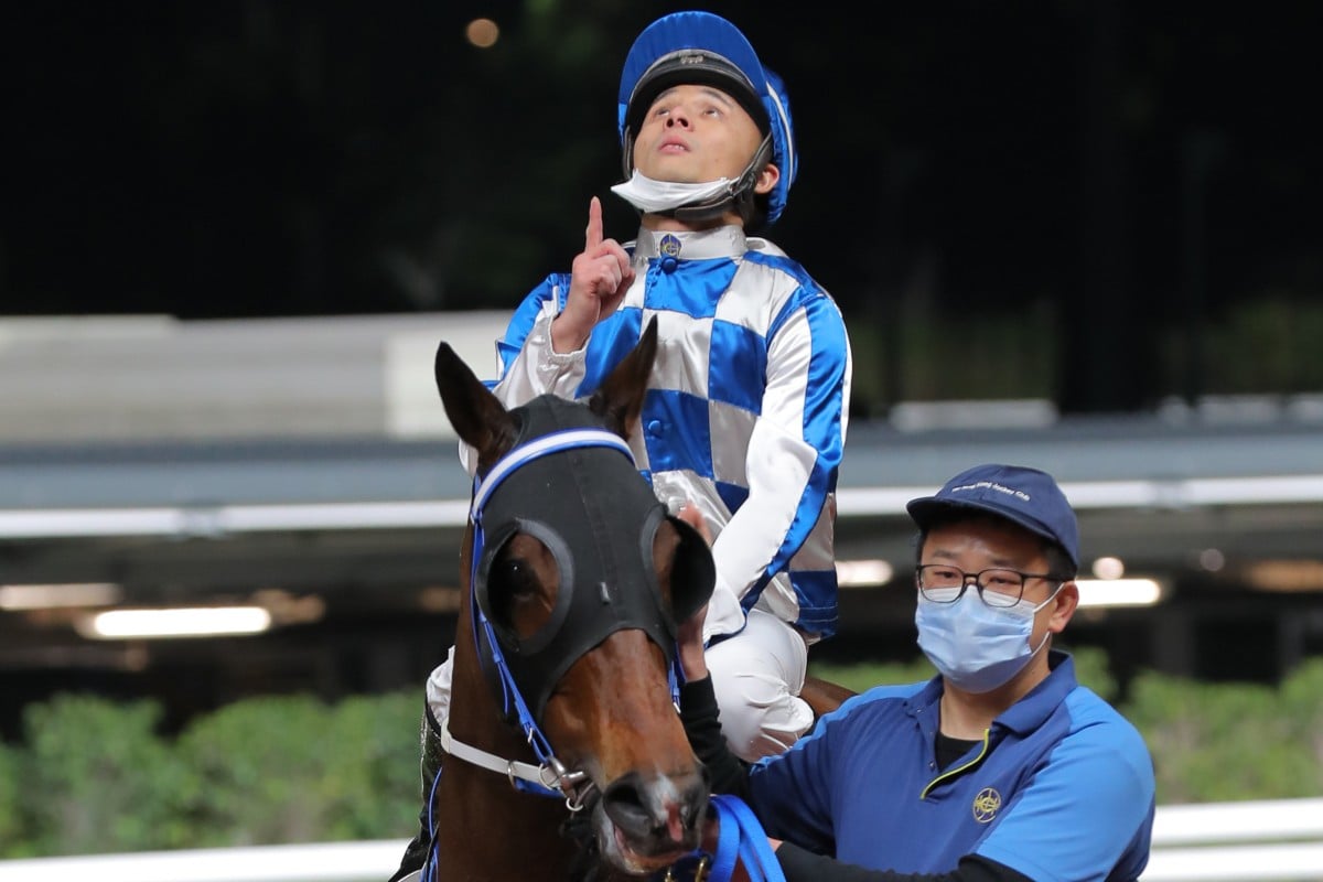 Alfred Chan points to the sky after winning aboard Sugar Sugar. Photos: Kenneth Chan