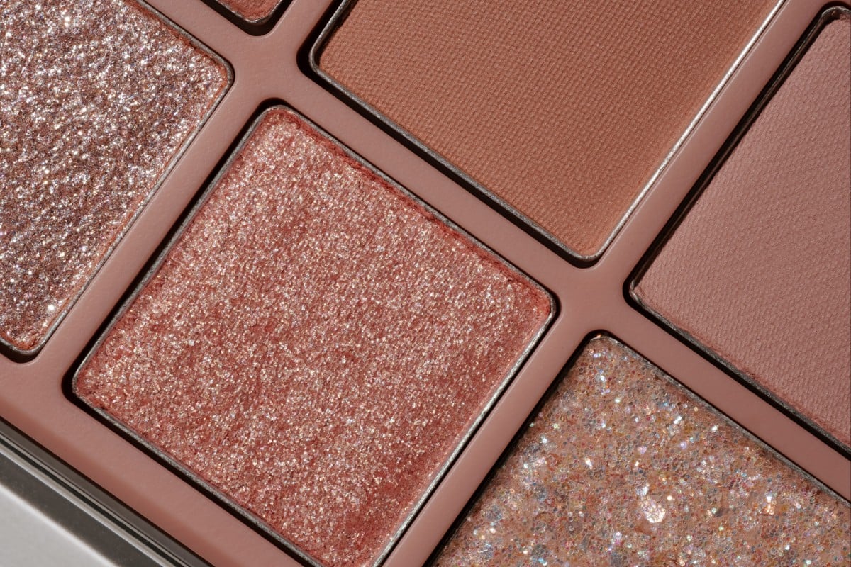 In most glittery eyeshadows and highlighters, mica is the product that gives it a well-blended, long-lasting finish. Photo: Shutterstock