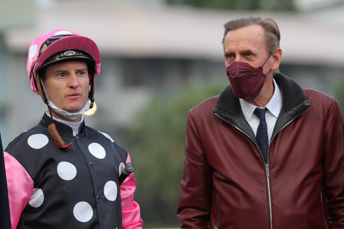 Beauty Eternal’s trainer, John Size, chats with Zac Purton following the galloper’s win at Sha Tin on January 21. Photo: Kenneth Chan