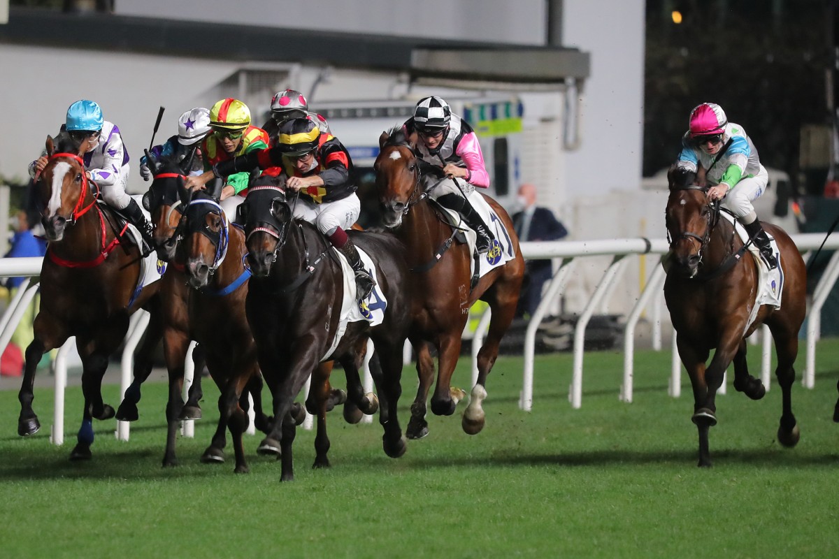 The field thunders down the Happy Valley straight. Photos: Kenneth Chan