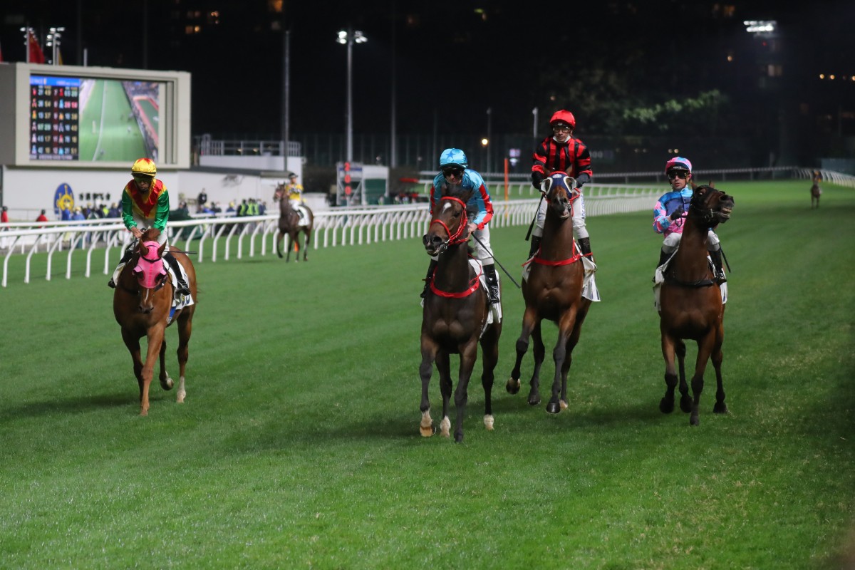 The field returns after Wednesday night’s eighth event at Happy Valley is abandoned. Photo: Kenneth Chan