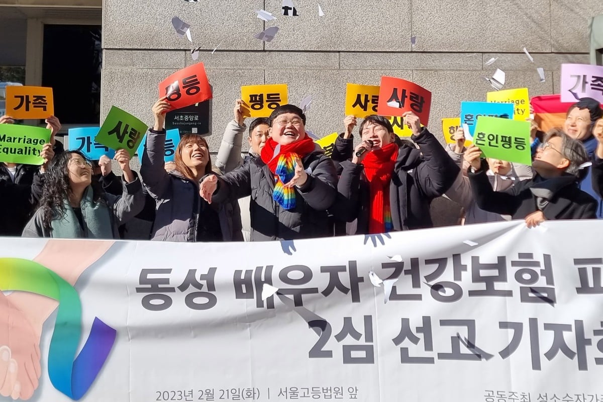 So Seong-wook (third from left) and Kim Yong-min (fourth from left) meet the press after a historic ruling by the Seoul High Court. Photo: EPA-EFE