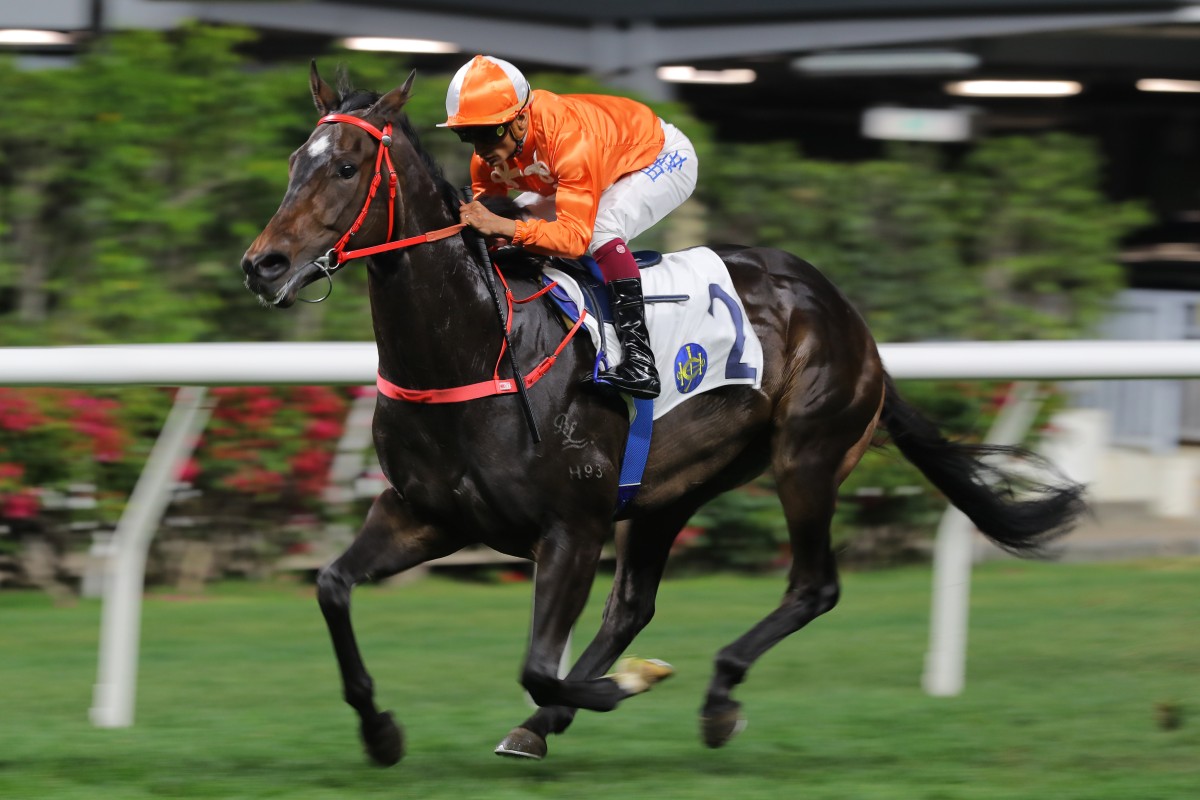 Howdeepisyourlove salutes under Karis Teetan at Happy Valley last month. Photos: Kenneth Chan