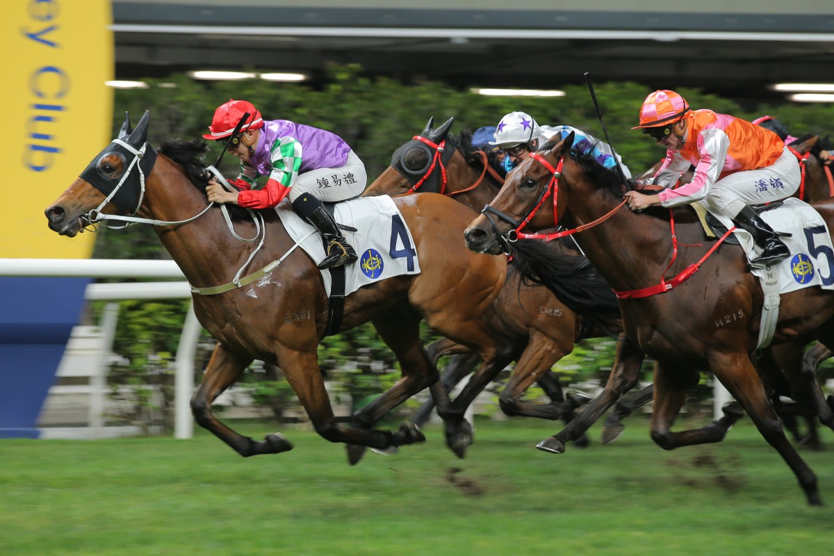 Winning Dragon hits the line to salute under Angus Chung at Happy Valley on Wednesday night. Photo: Kenneth Chan