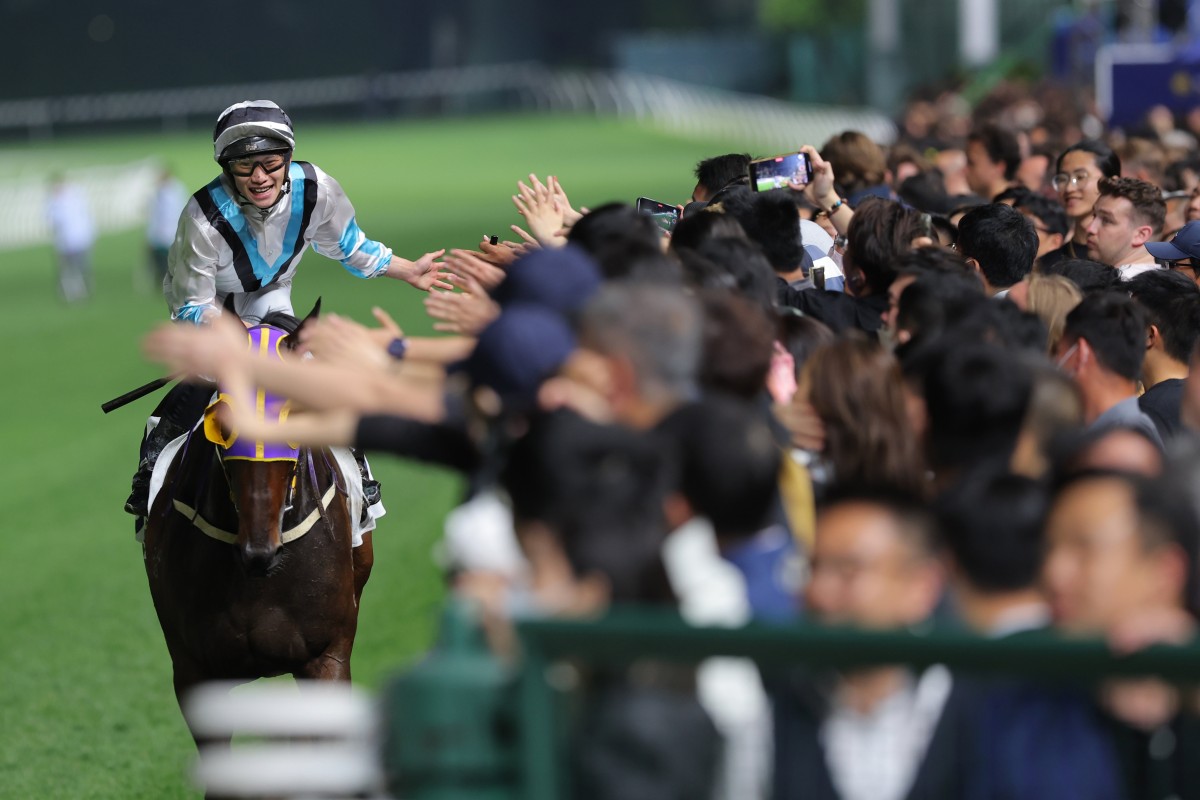 Happy Valley punters cheer on Son Pak Fu and Jerry Chau following their fourth consecutive win at the city circuit. Photos: Kenneth Chan