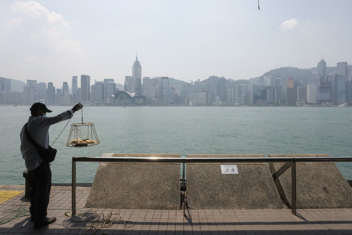 The Hong Kong Observatory issued its first “very hot” warning of the year. Photo: Jonathan Wong