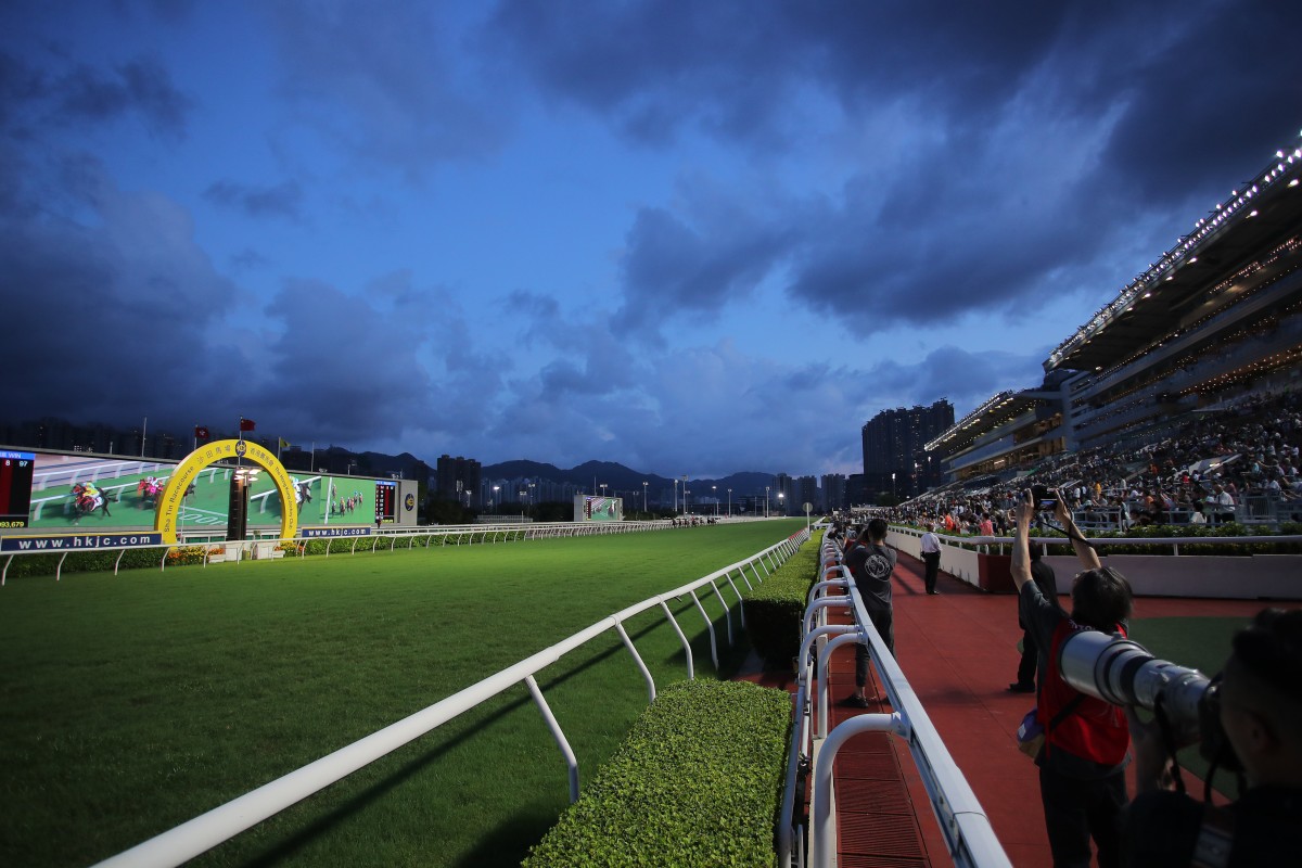 Light fades at Sunday’s twilight meeting at Sha Tin. Photos: Kenneth Chan
