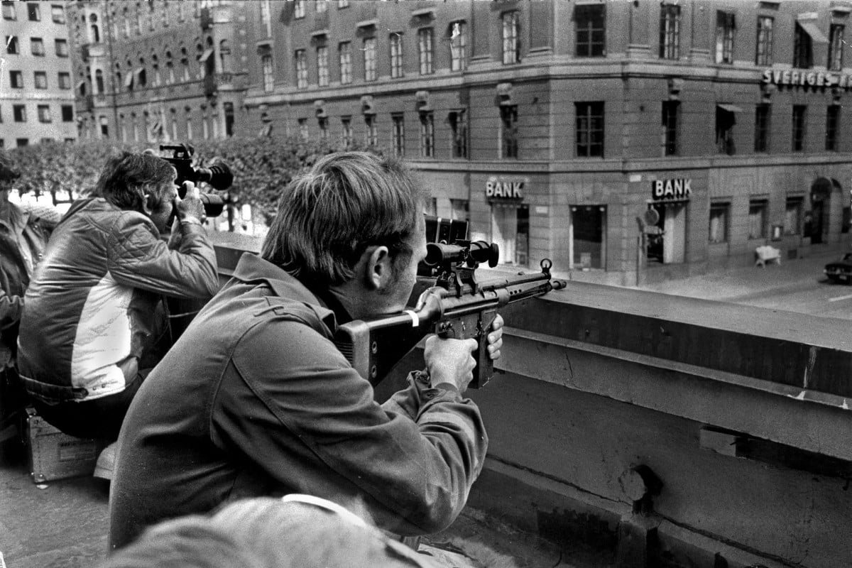 Press photographers and police snipers lie side by side on a roof opposite the Kreditbanken Bank on Norrmalmstorg Square in Stockholm, Sweden on August 24, 1973. A misfired robbery turned into a six-day standoff that gave birth to the phrase “Stockholm syndrome”, meaning that a hostage considers the police a greater threat and sides with the hostage-taker. Photo: AFP