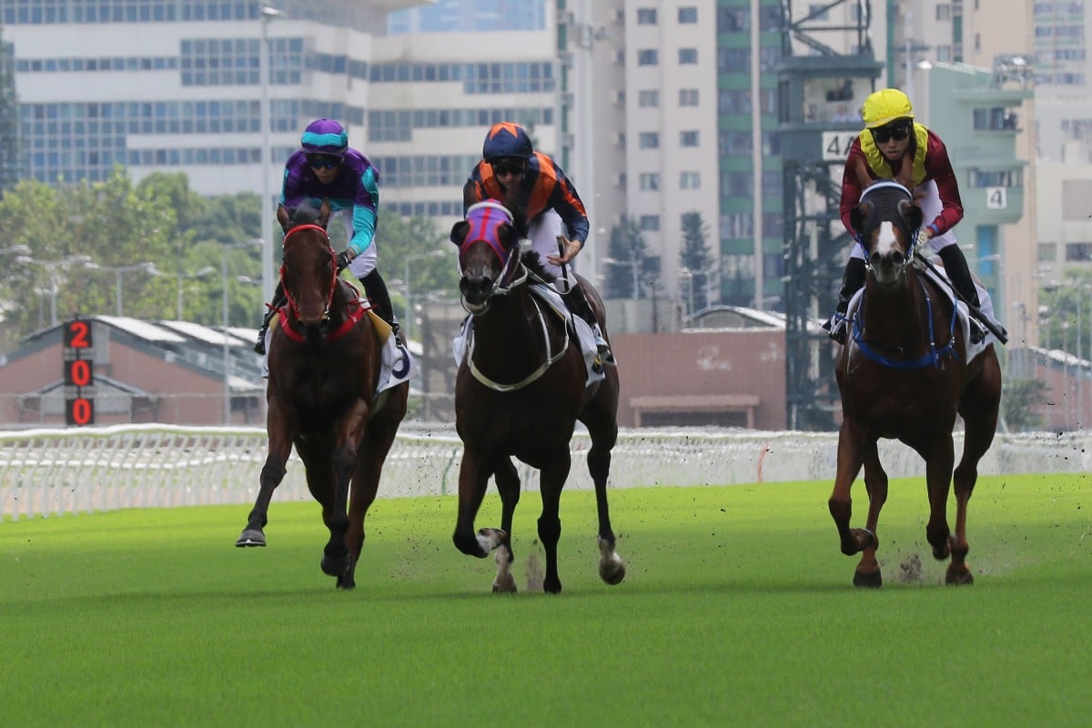 Kurpany (right) upsets the apple cart in Sunday’s five-runner Class Two sprint. Photos: Kenneth Chan