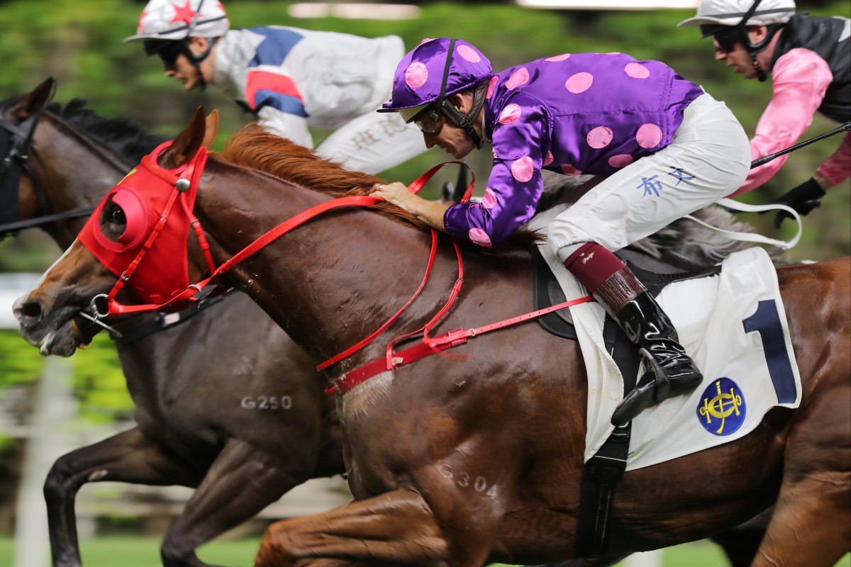 Hugh Bowman takes out Wednesday night’s opener aboard Superb Move. Photo: Kenneth Chan