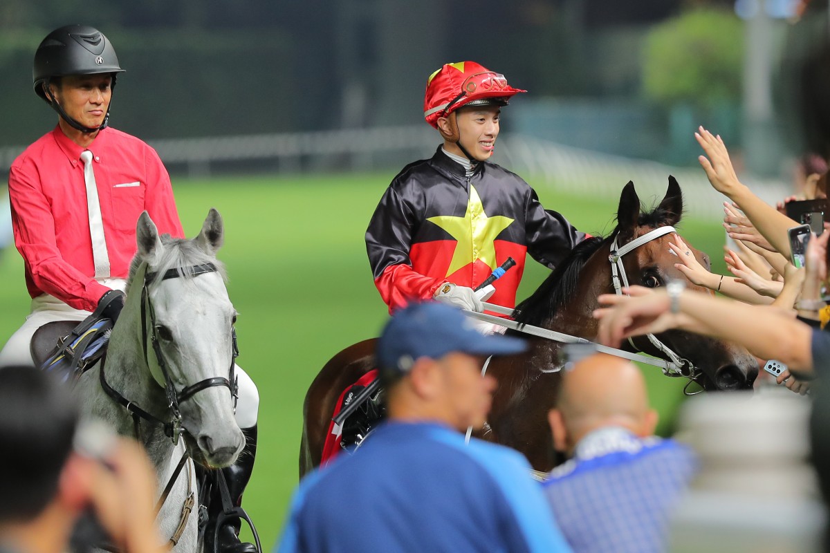 Angus Chung embraces the Happy Valley crowd after a winner on Wednesday night. Photo: Kenneth Chan