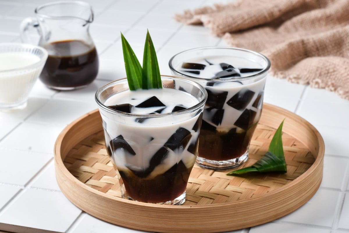 Black grass jelly with coconut milk and palm sugar. This refreshing drink is great for hot weather. Photo: Shutterstock