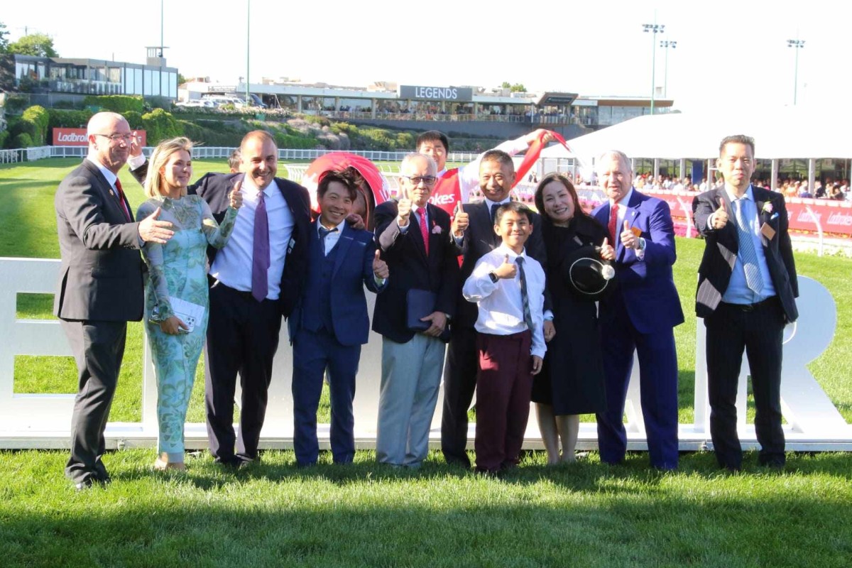 Assistant trainer Ben So (fourth from left), owner Peter Lau (fifth from left) and trainer Danny Shum (fifth from right) celebrate Romantic Warrior’s epic Cox Plate victory with family and officials. Photos: Kenneth Chan