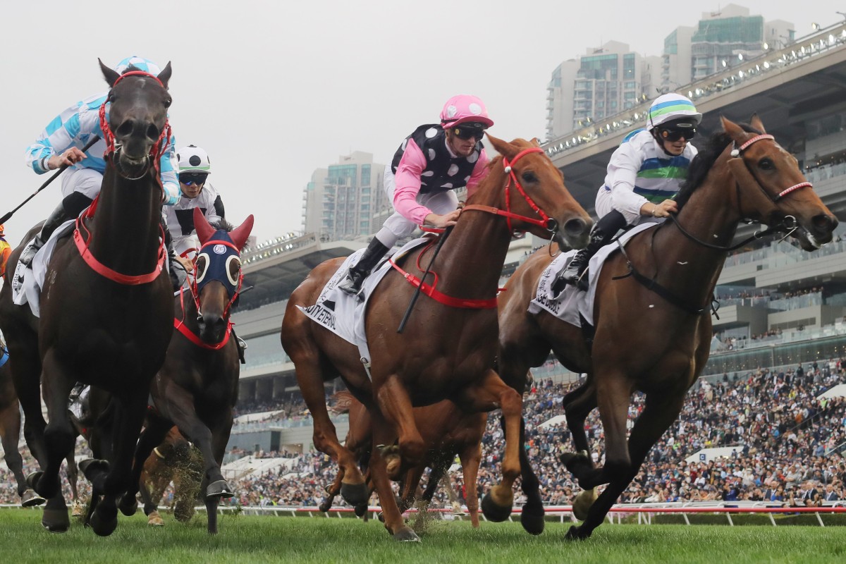 Voyage Bubble (right) gets the better of Beauty Eternal (centre) in last season’s Hong Kong Derby (2,000m). Photo: Kenneth Chan