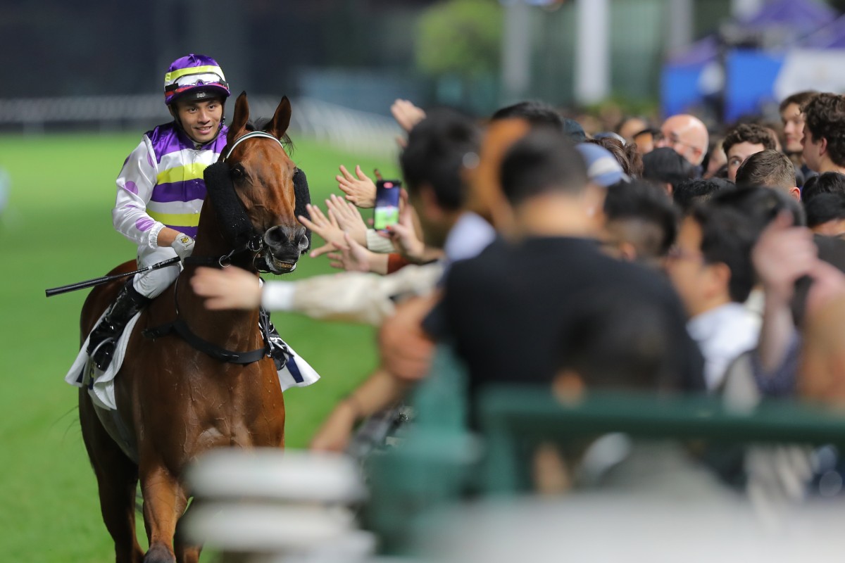 Alfred Chan celebrates with the Happy Valley crowd after winning aboard Samarkand. Photo: Kenneth Chan