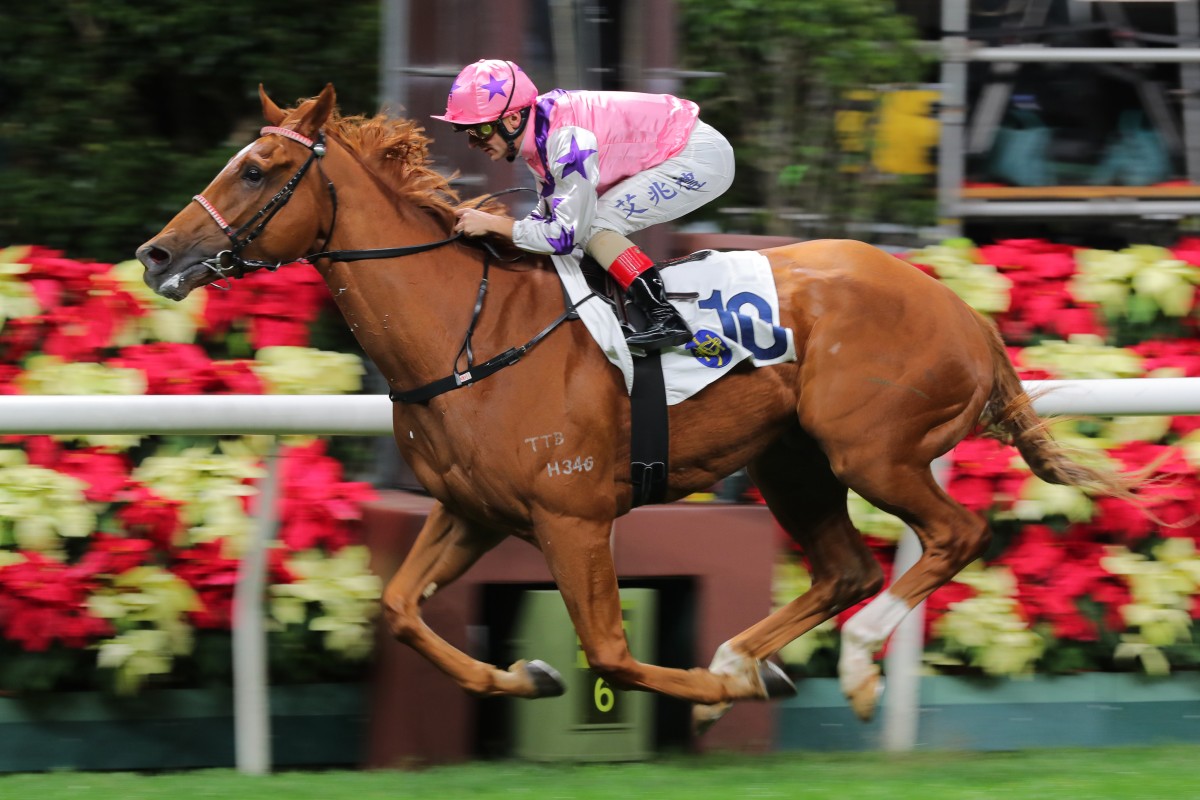 Simply Maverick bolts in at Happy Valley on December 6 under Andrea Atzeni. Photo: Kenneth Chan