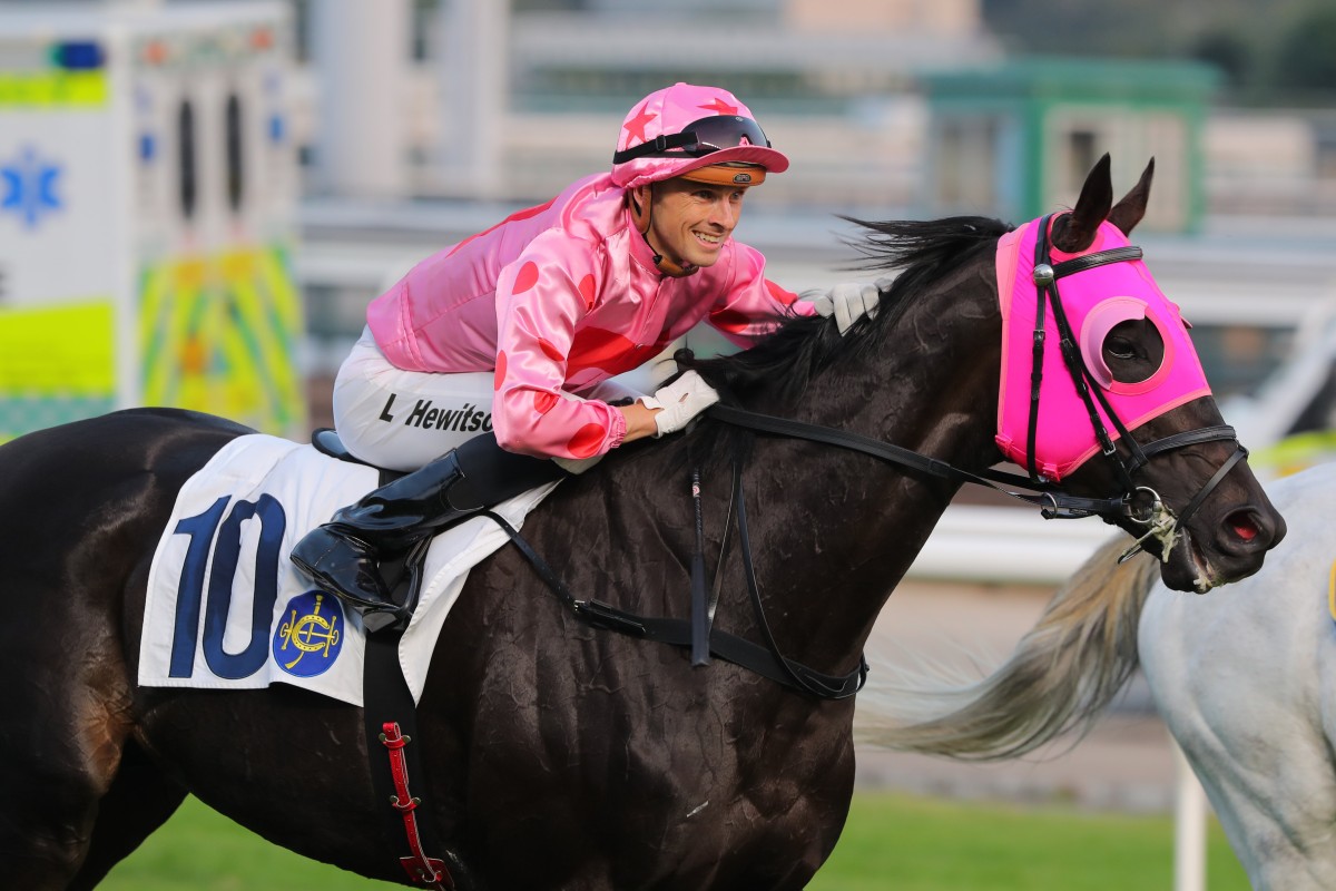 Lyle Hewitson pats Chancheng Glory after their Sha Tin success on November 26, Photo: Kenneth Chan