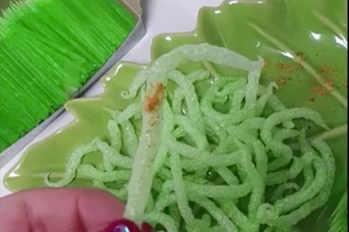 Deep-fried starch toothpicks are all the rage in South Korea, and the trend is spreading to China with health officials warning against the dangerous snack. Photo: CCTV