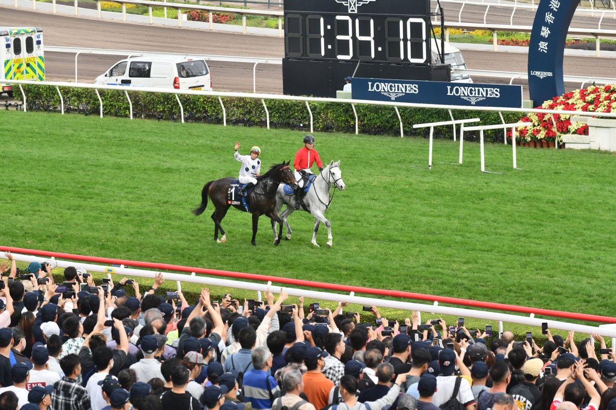 Vincent Ho salutes the crowd after Golden Sixty dazzles in December’s Group One Hong Kong Mile. Photos: Kenneth Chan