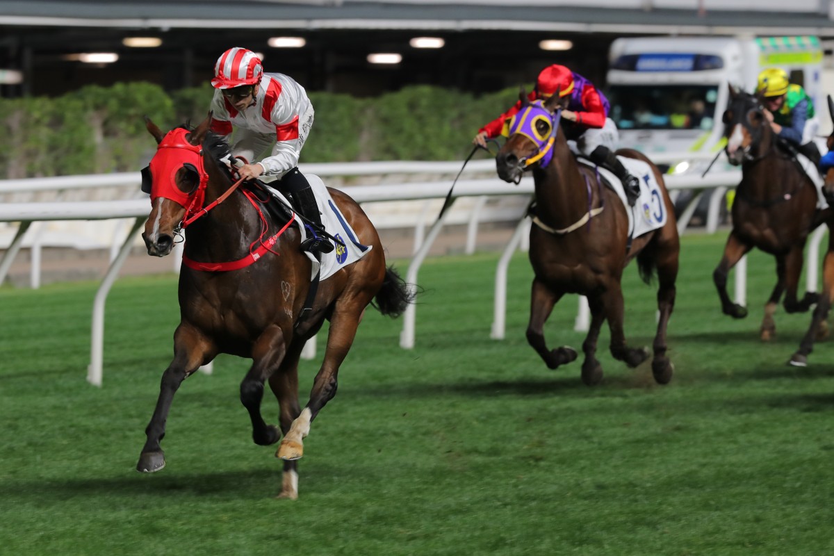 Angus Chung eases Sports Legend down in his easy win at Happy Valley. Photos: Kenneth Chan