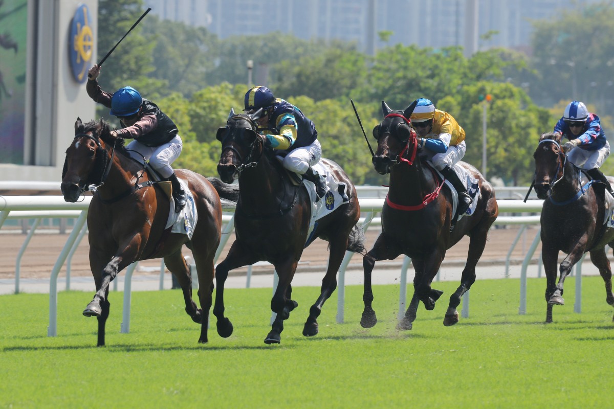 Ka Ying Cheer (inside) makes all to win on debut at Sha Tin on October 1. Photos: Kenneth Chan